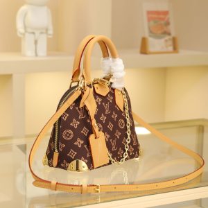 Alternative view of The Alma BB handbag has been reimagined as the newest addition to the Trunk collection, paying homage to the brand's rich heritage of travel with its iconic signature.Crafted from Monogram canvas with deep leather trim, it features dazzling metal corner pieces and studs. This version includes a detachable chain that can be worn with the adjustable shoulder strap or separately. 19 x 11 x 22 cm (H x W x L)